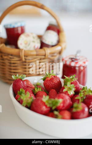 Schale mit Erdbeeren mit Gläser Gelee Stockfoto