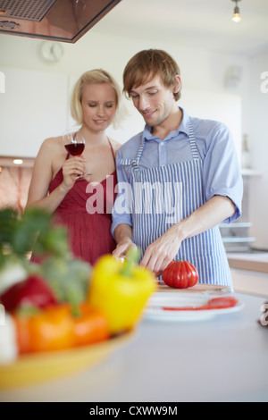 Paar, gemeinsames Kochen in der Küche Stockfoto