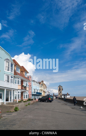 Aldeburgh direkt am Meer in Suffolk, England an einem sonnigen Tag mit einer großen Wolke über Reihenhäuser auf Cragg Weg. Stockfoto