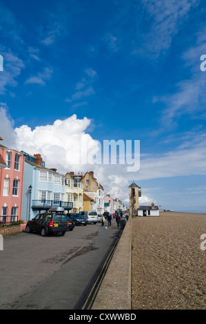 Aldeburgh direkt am Meer in Suffolk, England an einem sonnigen Tag mit einer großen Wolke über Reihenhäuser auf Cragg Weg. Stockfoto