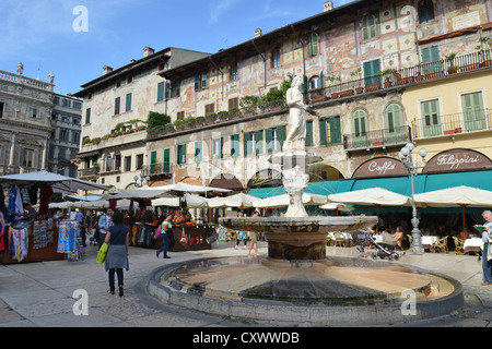 Piazza Delle Erbe, Verona, Verona Provinz, Region Venetien, Italien Stockfoto