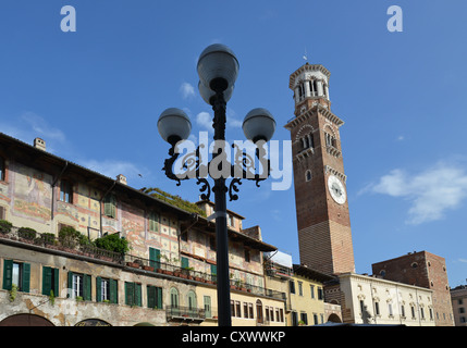 Torre dei Lamberti und Piazza Delle Erbe, Verona, Provinz Verona, Veneto Region, Italien Stockfoto