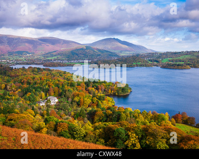 Blick von Catbells über Derwent Water in Richtung Lonscale Fell, Blencathra und Keswick im Lake District. Cumbria, England Stockfoto