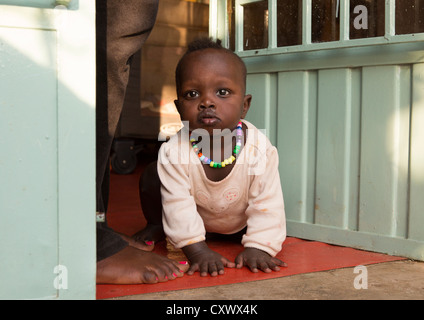 Mingi Baby gerettet In Omochild Stiftung, Jinka, Omo-Tal, Äthiopien Stockfoto