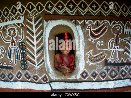 Mädchen mit einem Toothy Lächeln posieren am Fenster von einer dekorierten Haus, Adama, Omo-Tal, Äthiopien Stockfoto