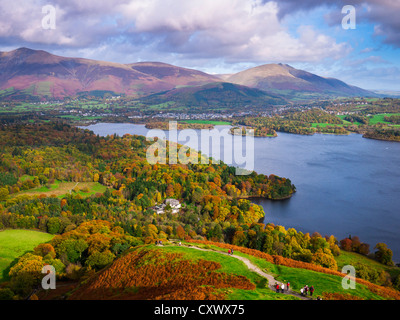 Blick von Catbells über Derwent Water in Richtung Lonscale Fell, Blencathra und Keswick im Lake District. Cumbria, England Stockfoto