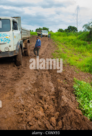 Schlammigen Straße In der malaysischen Koka-Plantage, Omo-Tal, Äthiopien Stockfoto