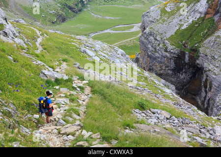 Wanderer auf Trail stehen. Ordesa und Monte Perdido Nationalpark. Pyrenäen. Huesca. Aragon. Spanien. Stockfoto