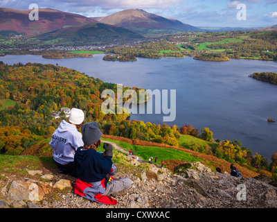 Teenager Bruder und Schwester genießen die Aussicht über Derwent Wasser von Catbells im Lake District. Keswick, Cumbria Stockfoto