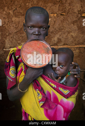 Suri Stamm Frau mit einer Mundlochplatte und ihr Baby, Kibish, Omo-Tal, Äthiopien Stockfoto