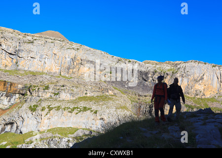 Wanderer, die Silhouette vor Klippen und Tobacor Peak im Ordesa-Tal. Pyrenäen. Huesca. Aragon. Spanien. Stockfoto