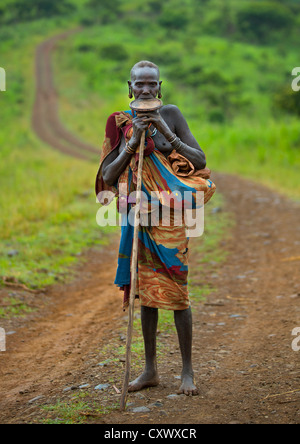 In Lenght Porträt einer Frau Suri Stamm mit einer Mundlochplatte, Kibish, Omo-Tal, Äthiopien Stockfoto