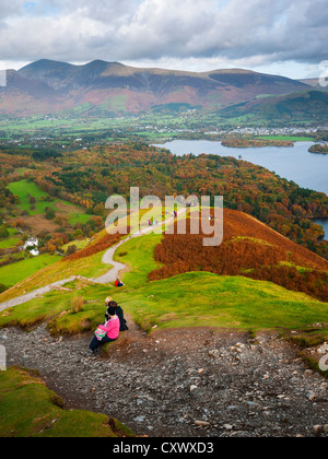 Blick von Catbells über Derwent Water in Richtung Lonscale Fell, Blencathra und Keswick im Lake District. Cumbria, England Stockfoto