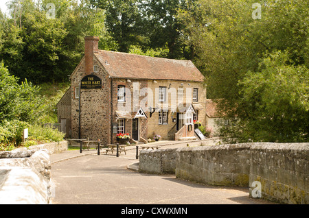 Das Whitie Hart Inn at Stopham in der Nähe von Storrington in West Sussex Stockfoto