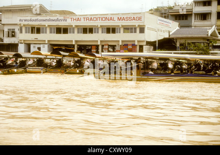 Chao Phraya River, Boote, Wassertaxis, Bewässerungskanäle, Lastkähne, Transport, Lebensader für Bangkok, Thailand Stockfoto