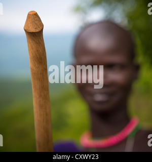 Suri Stamm Mann hält A phallische Stick, Tulgit, Omo-Tal, Äthiopien Stockfoto