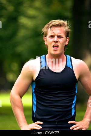 Jungen Sportler sucht frustriert nach dem Training erschöpft Stockfoto