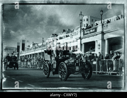 London nach Brighton Veteran Auto laufen. Ziellinie auf dem Brighton Medina-Laufwerk Stockfoto