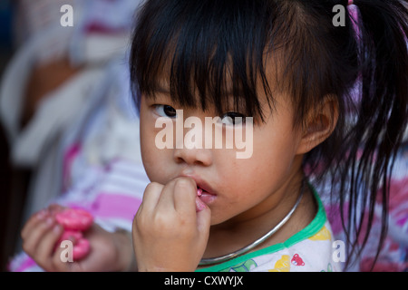 Kleines Mädchen in der Hmong Dorf Meo Doi Pui in Thailand Stockfoto