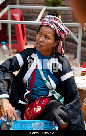 Frauen des Stammes Hmong Hill mit Souvenirs auf den Doi Suthep Tempel in der Nähe von Chiang Mai, Thailand Stockfoto