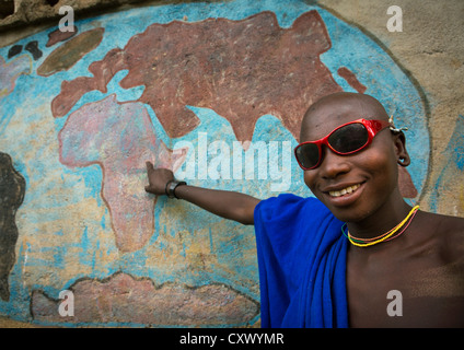 Suri Mann zeigt Äthiopien auf einer Karte von Afrika In einer Schule, Tulgit, Omo-Tal, Äthiopien Stockfoto