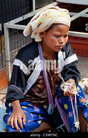 Frauen des Stammes Hmong Hill mit Souvenirs auf den Doi Suthep Tempel in der Nähe von Chiang Mai, Thailand Stockfoto