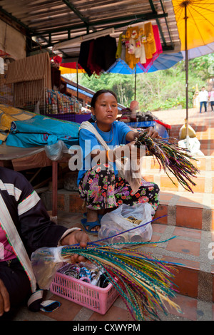 Frauen des Stammes Hmong Hill mit Souvenirs auf den Doi Suthep Tempel in der Nähe von Chiang Mai, Thailand Stockfoto