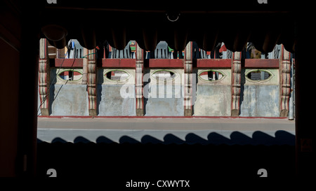 Busan, Südkorea. Blick durch Schatten von Dächern auf einer Brüstung im Beomeosa Tempel. Stockfoto