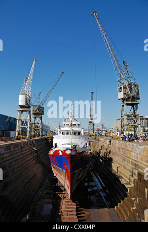 Schiff wird neu streichen in einem Trockendock, Cape Town, Südafrika Stockfoto