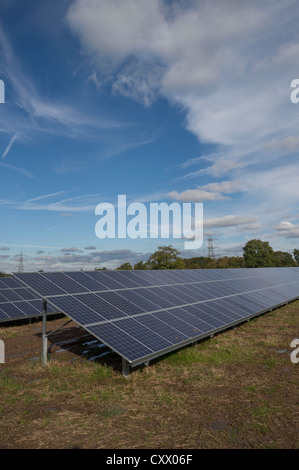 Solar-Panels auf der Parkmauer Farm, Westonzoyland Road, Bridgewater installiert wird. Stockfoto