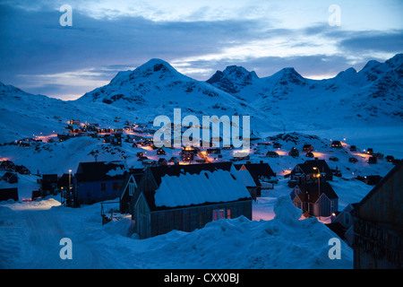 Tasiilaq Dorf in der Nacht, Ostgrönland Stockfoto