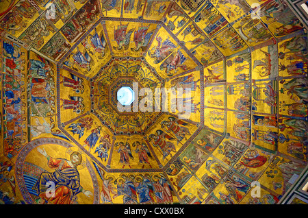 Gegenüber dem Dom von Florenz befindet sich das Baptisterium.  Es ist eine herrliche Mosaik Decke gekrönt. Stockfoto