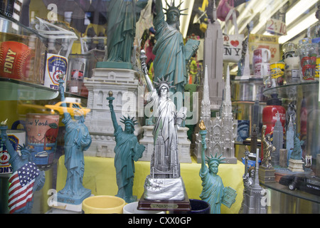 Schaufenster der einen Souvenir-Shop auf der 5th Avenue in New York City. Stockfoto