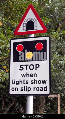 Stoppen Sie, wenn Lichter auf Zufahrtsstraße Warnzeichen im Anflug auf die A3 Hindhead Tunnel, A333, Hindhead, Surrey, UK zeigen Stockfoto