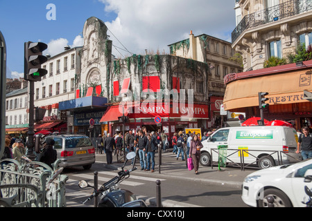 Verkehr und Touristen in der geschäftigen Stadt-Zentrum, Paris Straßenszene, Frankreich Stockfoto