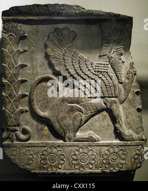 Tafel mit Relief einer männlichen geflügelte Sphinx göttlichen gehörnte Kopfbedeckung tragen. 358-338 V. CHR.. Persepolis. Iran. British Museum. London. Stockfoto