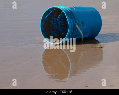 Alten Eimer angespült am Strand, Cornwall, UK Stockfoto