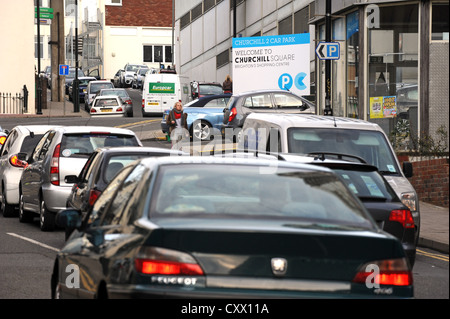 Autos, die Schlange, um Churchill Square Shopping centre erhalten ihre Weihnachtseinkäufe zu tun Stockfoto