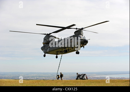 Ein Chinook-Hubschrauber fliegt in den sechs Tonnen Granit Bomber Command Gedenkstätte nach Beachy Head Stockfoto
