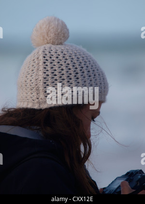 Frau trägt eine Pudelmütze, UK Stockfoto