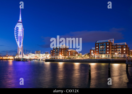 Spinnaker Tower in der Nacht / Dämmerung, Portsmouth, UK Stockfoto