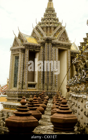 Alten Bangkok Juli-2000 (digitale Folien-Conversions) der Grand Palace, innere Gebäude, goldenen Buddhas, Reliefs, Bangkok, Thailand Stockfoto