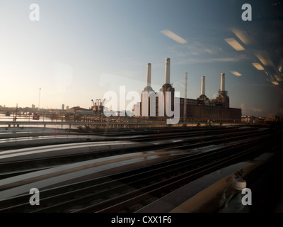 Battersea Power Station und verschwommen Schienen durch das Fenster in einem Zug Gatwick Express Beförderung in London, England, UK KATHY DEWITT Stockfoto