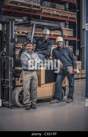 Arbeitnehmer mit Gabelstapler in Fabrik Stockfoto