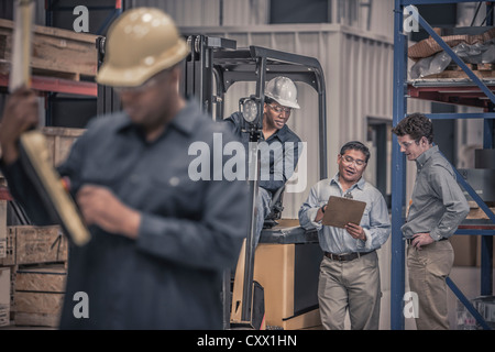 Arbeiter im Werk miteinander reden Stockfoto