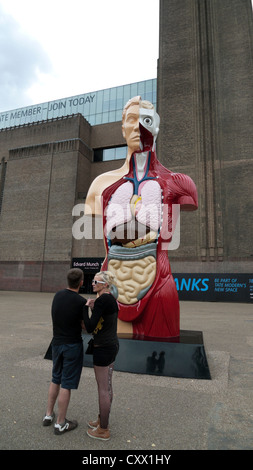 Damien Hirst Kunstwerk 'Hymne "außerhalb der Tate Modern Art Gallery Sommer 2012 South Bank London England UK KATHY DEWITT DE WITT Stockfoto