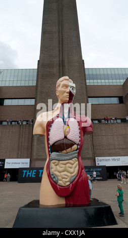 Damien Hirst Kunstwerk "Hymn" vor der Tate Modern Art Gallery Sommer 2012 Bankside London England Großbritannien KATHY DEWITT Stockfoto