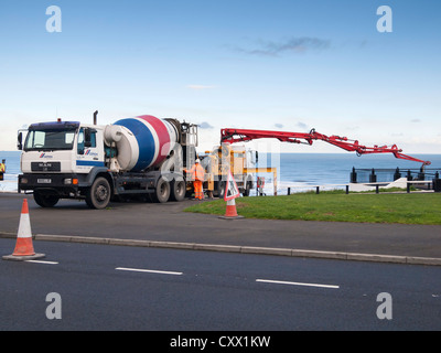 Fertig gemischte Beton wird mittels einer Pochin Pumpe zur Reparatur an der Promenade auf den Klippen am Saltburn am Meer Stockfoto