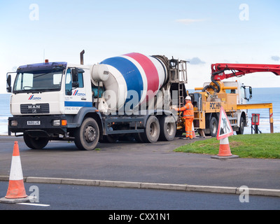 Fertig gemischte Beton wird mittels einer Pochin Pumpe zur Reparatur an der Promenade auf den Klippen am Saltburn am Meer Stockfoto