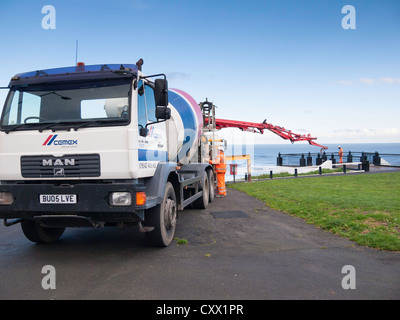 Fertig gemischte Beton wird mittels einer Pochin Pumpe zur Reparatur an der Promenade auf den Klippen am Saltburn am Meer Stockfoto